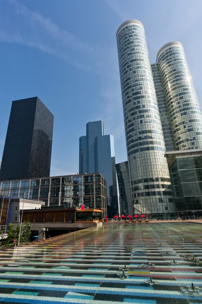 Fountain and towers of Defense in Paris — Stock Photo, Image