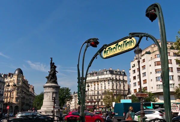 Staty på place de clichy i paris — Stockfoto