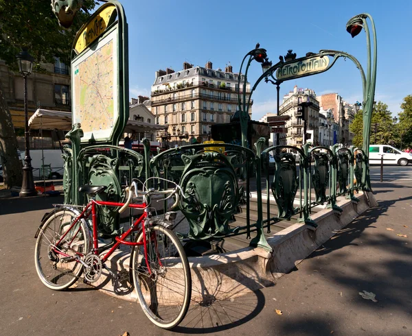 Kolo na stanici metra Paris — Stock fotografie