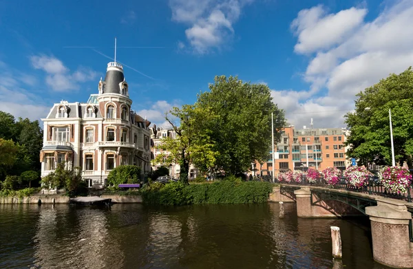 Nederlandse architectuur in amsterdam — Stockfoto