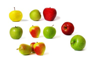 Yeşil elma ve elmanın yarısı beyaz arka planda izole edilmiş.