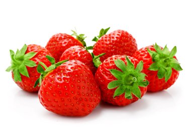 Beyaz arka plan üzerinde izole bazı taze çilek