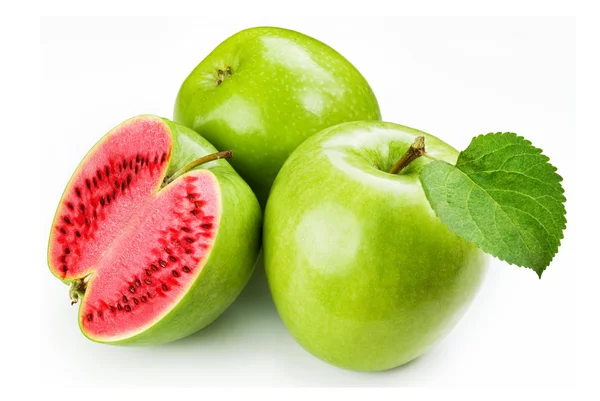 흰 바탕에 초록색 사과와 사과 반쪽을 따로 떼어 놓은 모습 — 스톡 사진