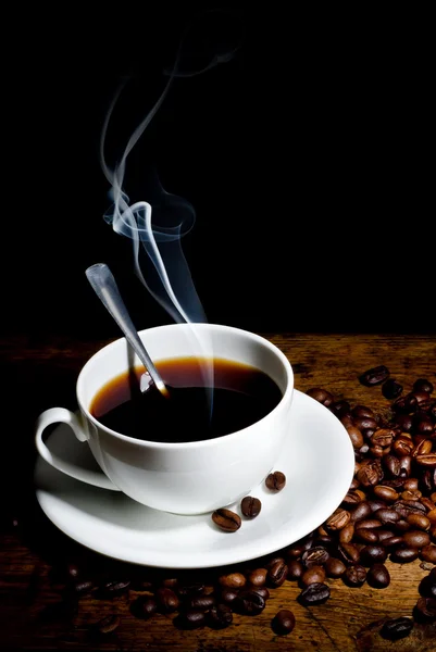 Kaffeetasse und Bohnen auf weißem Hintergrund enthalten den Pfad zum Schnitt — Stockfoto