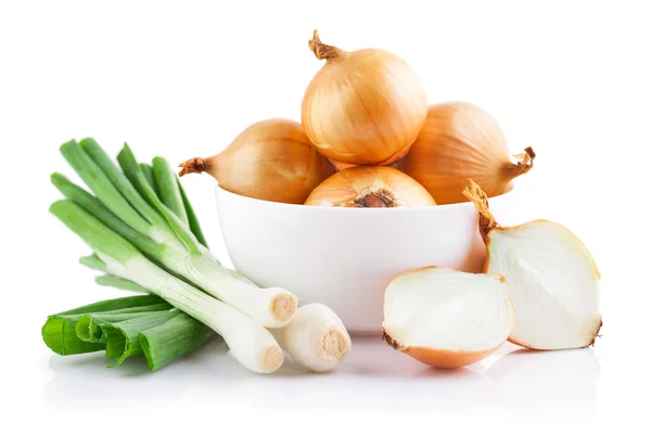 Frische Zwiebeln Gemüse isoliert auf weißem Hintergrund — Stockfoto