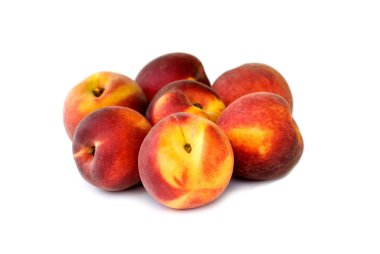 Olgun şeftali meyvesi beyaz arkaplan kesiminde izole