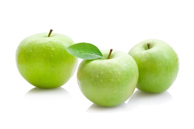 Beyaz arkaplanda yaprağı olan yeşil elma