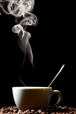 Kahverengi arka planda bir fincan sıcak kahve.