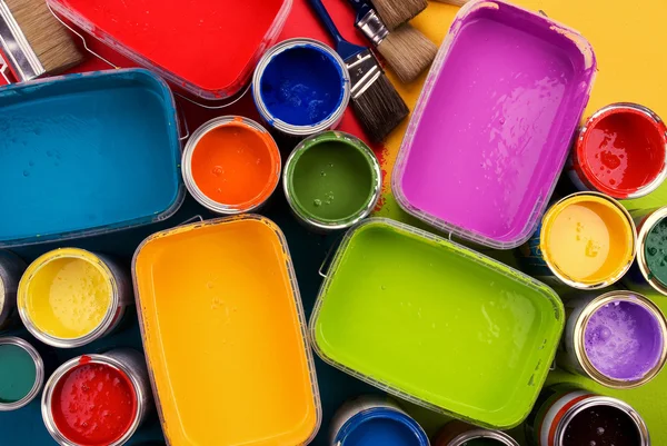 Derramando tintas de cores CMYK de seus baldes — Fotografia de Stock