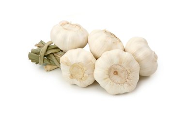 Beyaz arkaplanda sarımsak izole edilmiş.