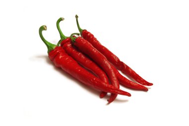 beyaz arkaplanda kırmızı biber