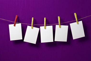 kağıt üzerinde bir halat izole clothespins ile render