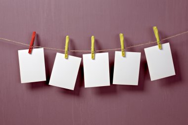 kağıt üzerinde bir halat izole clothespins ile render