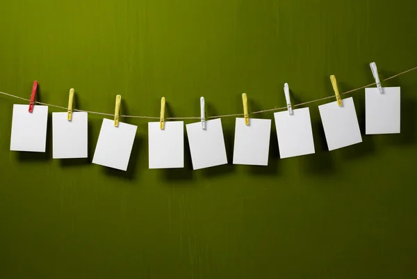 Papel sobre una cuerda con pinzas de ropa Rendimiento aislado —  Fotos de Stock