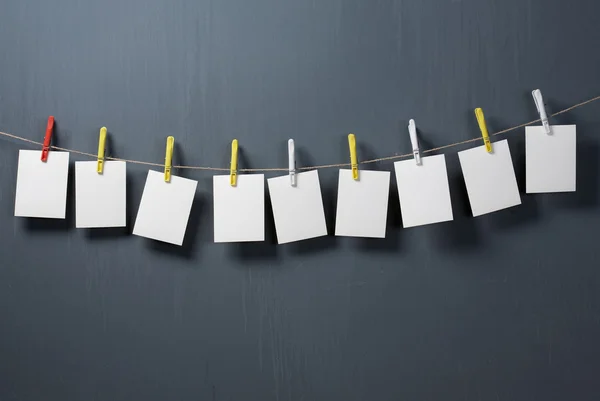 Papel sobre una cuerda con pinzas de ropa Rendimiento aislado —  Fotos de Stock