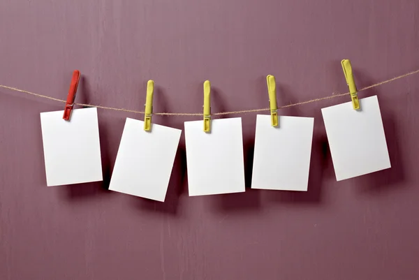 Papel sobre una cuerda con pinzas de ropa Rendimiento aislado —  Fotos de Stock