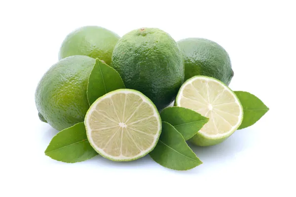 Limes fraîches isolées sur blanc — Photo