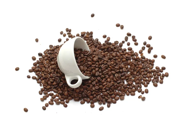 Изолированные чашки кофе и бобы — стоковое фото
