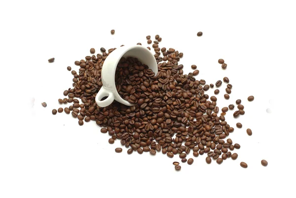 Изолированные чашки кофе и бобы — стоковое фото