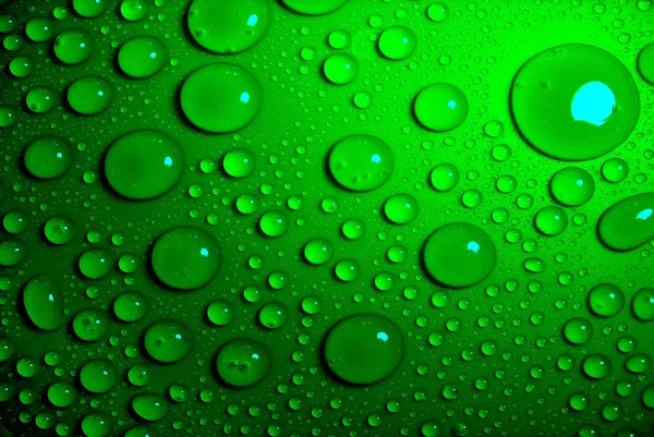 Gotas de agua sobre verde Primer plano — Foto de Stock