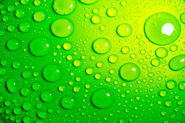 Gotas de agua sobre verde Primer plano — Foto de Stock