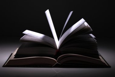 Siyah arkaplanda izole edilmiş açık kitap