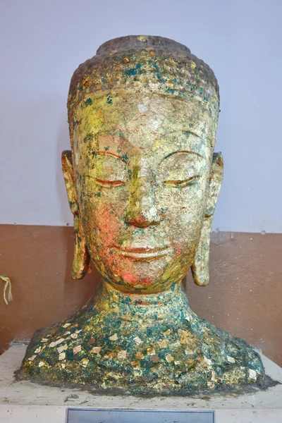 Красивая статуя Будды из храма в Таиланде . — стоковое фото