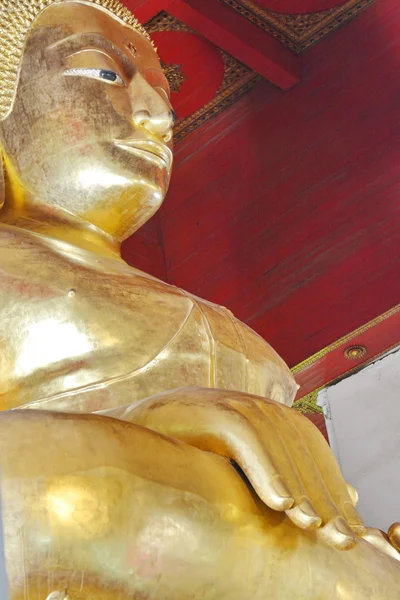 Bela estátua de Buda do templo na Tailândia . — Fotografia de Stock