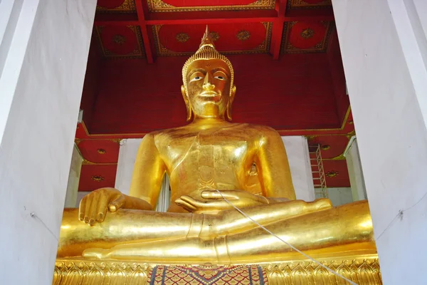 Mooie Boeddha standbeeld van de tempel in thailand. — Stockfoto