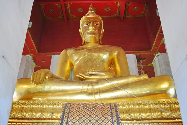 Mooie Boeddha standbeeld van de tempel in thailand. — Stockfoto