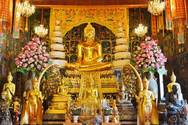 Hermosa estatua de Buda del templo en Tailandia . —  Fotos de Stock