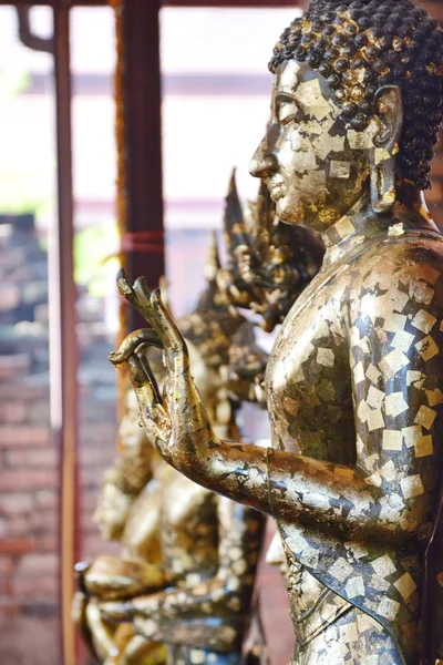 Kaunis Buddha patsas temppelistä Thaimaassa . — kuvapankkivalokuva