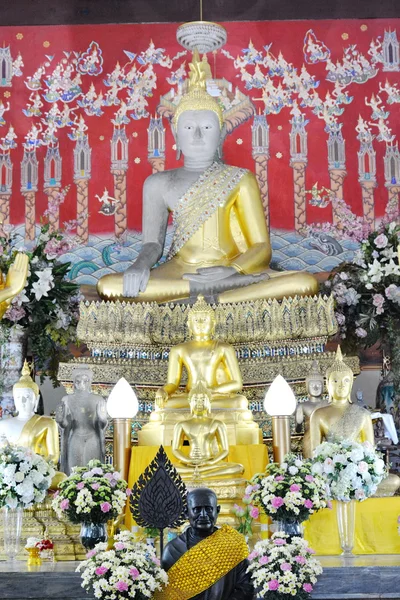 รูปปั้นพระพุทธรูปที่สวยงามจากวัดในประเทศไทย . — ภาพถ่ายสต็อก
