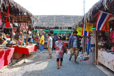 Hatyai - ahşap tekneler khlong hae hatyai pazarda yüzen, insanlar kavuşturan meşgul. Güney Tayland ilk yüzen Pazar Khlong hae yüzen Pazar olduğunu