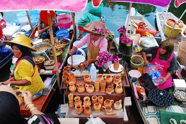 Hatyai - barcos de madera ocupados transportando gente en khlong hae mercado en hatyai flotante. mercado flotante Khlong hae es el primer mercado flotante del sur de Tailandia — Foto de Stock