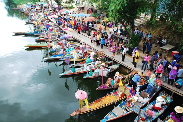 合艾-木船忙着运送人在空海浮动市场在合艾。运河有水上市场是泰国南部的第一次水上市场 — 图库照片