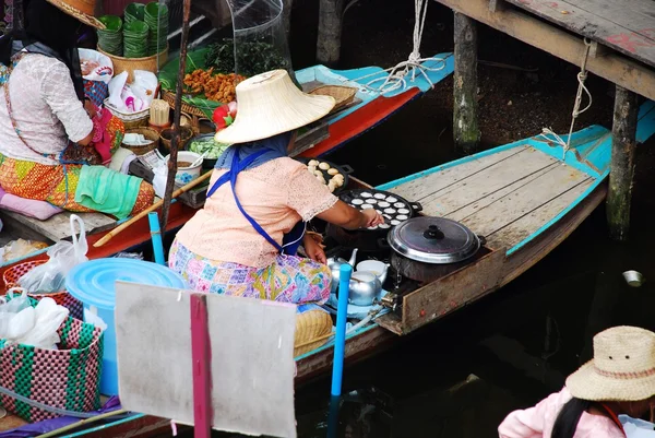 Hatyai - Boote aus Holz, die Beförderung von Menschen am Khlong Hae Schwimmender Markt in Hatyai beschäftigt. Khlong Hae schwimmende Markt ist der erste schwimmende Markt von Süd-thailand — Stockfoto