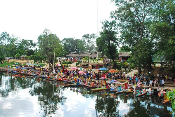 Hatyai - Boote aus Holz, die Beförderung von Menschen am Khlong Hae Schwimmender Markt in Hatyai beschäftigt. Khlong Hae schwimmende Markt ist der erste schwimmende Markt von Süd-thailand — Stockfoto