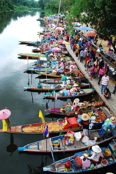 Hatyai - απασχολημένος διαπόρθμευση στο khlong hae πλωτή αγορά hatyai ξύλινες βάρκες. Khlong hae πλωτή αγορά είναι η πρώτη πλωτή αγορά της Νότιας Ταϊλάνδης — Φωτογραφία Αρχείου
