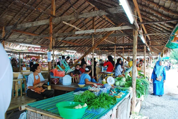 Hatyai - barche in legno e traghettare persone presso khlong hae galleggianti mercato in hatyai occupati. mercato galleggiante di Khlong hae è il primo mercato galleggiante della Thailandia meridionale — Foto Stock