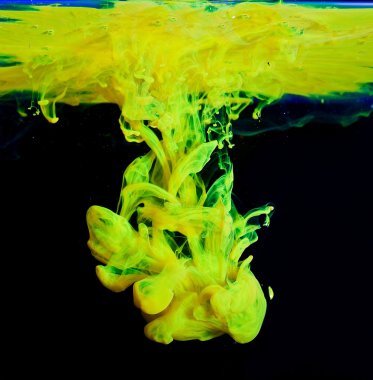 Suda renkli mürekkep