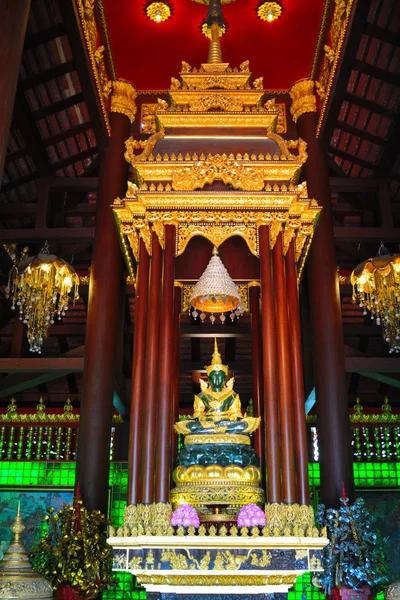 Smaragdgroene Boeddha beeld in de kerk van wat phra kaew, chiang rai, ten noorden van thailand — Stockfoto