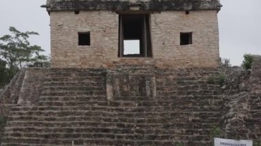 Meksika, Merida yakınlarında Dzibilchaltun Piramidi