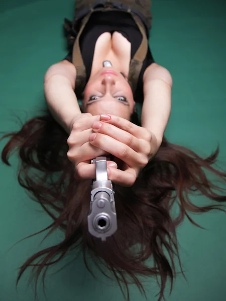 Sexy jonge vrouw lange haren - pistool — Stockfoto