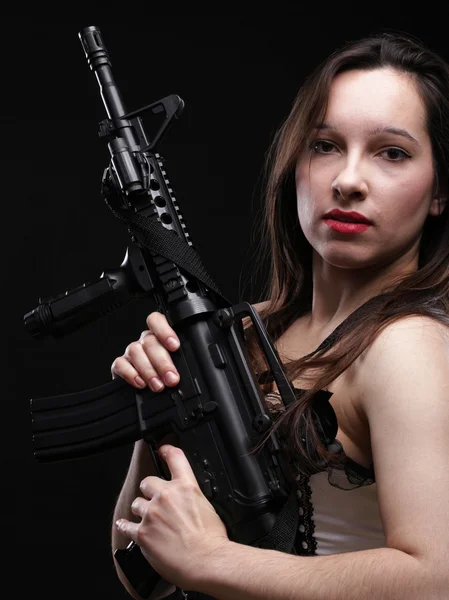 Mädchen mit Gewehr auf schwarzem Hintergrund — Stockfoto