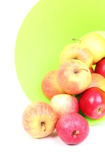 Verse groene, rode appels in de mand geïsoleerd — Stockfoto