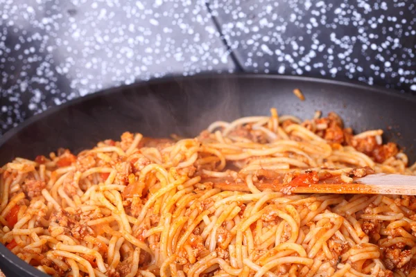 Pasta de espaguetis hirviendo en una sartén — Foto de Stock