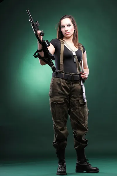 Γυναίκα του στρατού με όπλο - όμορφη γυναίκα με πλαστικό τουφέκι — Φωτογραφία Αρχείου
