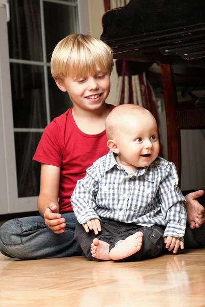 Liten pojke leker med en bror — Stockfoto