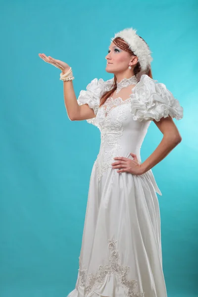 Прекрасный имбирь в платье Снежной Королевы — стоковое фото